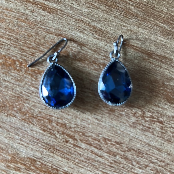 GORGEOUS Royal Blue Faceted VINTAGE EARRINGS - Picture 2 of 3